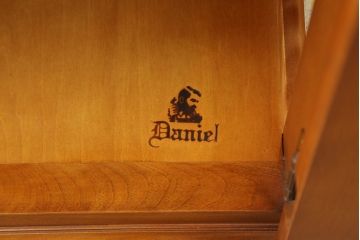 中古　美品　横浜ダニエル(daniel)　温かみのある木の色合いが魅力的なキャビネット(カップボード、食器棚、戸棚、収納棚、飾り棚)(R-073799)
