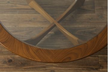 イギリスビンテージ　G-PLAN(ジープラン)　北欧家具　脚のデザインがおしゃれ!空間のアクセントになるガラストップローテーブル(ラウンドテーブル、センターテーブル、コーヒーテーブル、サイドテーブル、ヴィンテージ、英国)(R-073800)