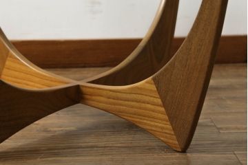 イギリスビンテージ　G-PLAN(ジープラン)　北欧家具　脚のデザインがおしゃれ!空間のアクセントになるガラストップローテーブル(ラウンドテーブル、センターテーブル、コーヒーテーブル、サイドテーブル、ヴィンテージ、英国)(R-073800)