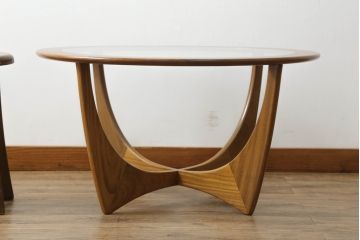 イギリスビンテージ　G-PLAN(ジープラン)　北欧家具　脚のデザインがおしゃれ!空間のアクセントになるガラストップローテーブル(ラウンドテーブル、センターテーブル、コーヒーテーブル、サイドテーブル、ヴィンテージ、英国)(R-073800)