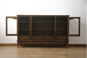 中古　美品!!　飛騨産業　キツツキ　穂高シリーズ　ナラ材　上品な佇まいで落ち着きのある空間を演出するサイドボード(サイドキャビネット、戸棚、収納棚、リビングボード)(定価約30万円)(R-073805)