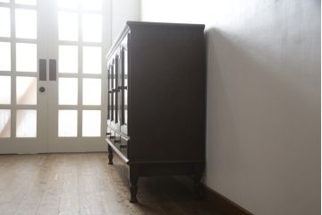 中古　美品!!　飛騨産業　キツツキ　穂高シリーズ　ナラ材　上品な佇まいで落ち着きのある空間を演出するサイドボード(サイドキャビネット、戸棚、収納棚、リビングボード)(定価約30万円)(R-073805)
