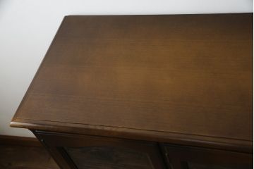 中古　美品!!　飛騨産業　キツツキ　穂高シリーズ　ナラ材　上品な佇まいで落ち着きのある空間を演出するサイドボード(サイドキャビネット、戸棚、収納棚、リビングボード)(定価約30万円)(R-073805)