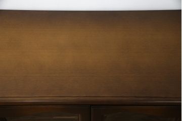 中古　美品!!　飛騨産業　キツツキ　穂高シリーズ　ナラ材　上品な佇まいで落ち着きのある空間を演出するサイドボード(サイドキャビネット、戸棚、収納棚、リビングボード)(定価約30万円)(R-073805)