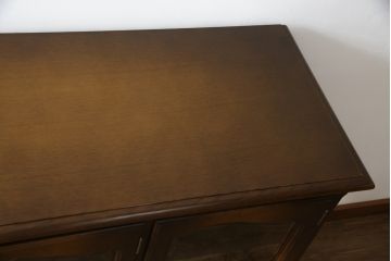 中古　美品!!　飛騨産業　キツツキ　穂高シリーズ　ナラ材　上品な佇まいで落ち着きのある空間を演出するサイドボード(サイドキャビネット、戸棚、収納棚、リビングボード)(定価約30万円)(R-073805)