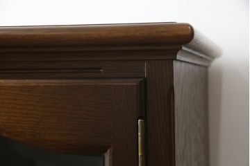 中古　美品!!　飛騨産業　キツツキ　穂高シリーズ　ナラ材　上品な佇まいで落ち着きのある空間を演出するサイドボード(サイドキャビネット、戸棚、収納棚、リビングボード)(定価約30万円)(R-073805)