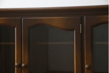 中古　美品!!　飛騨産業　キツツキ　穂高シリーズ　ナラ材　上品な佇まいで落ち着きのある空間を演出するサイドボード(サイドキャビネット、戸棚、収納棚、リビングボード)(定価約30万円)(R-073805)