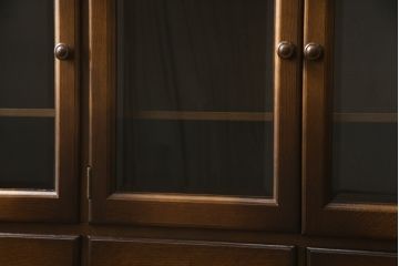 中古　美品!!　飛騨産業　キツツキ　穂高シリーズ　ナラ材　上品な佇まいで落ち着きのある空間を演出するサイドボード(サイドキャビネット、戸棚、収納棚、リビングボード)(定価約30万円)(R-073805)