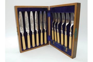 イギリスアンティーク　シルバープレート　繊細なデザインが上品な雰囲気を醸し出すフォーク&ナイフ各6本(12本セット、食器、カトラリー、箱付き、テーブルウェア)(R-073829)