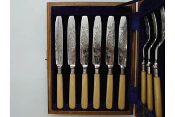 イギリスアンティーク　シルバープレート　繊細なデザインが上品な雰囲気を醸し出すフォーク&ナイフ各6本(12本セット、食器、カトラリー、箱付き、テーブルウェア)(R-073829)