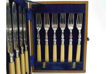 イギリスアンティーク　シルバープレート　繊細なデザインが上品な雰囲気を醸し出すフォーク&ナイフ各6本(12本セット、食器、カトラリー、箱付き、テーブルウェア)(R-073829)