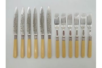 イギリスアンティーク　シルバープレート　繊細なデザインが上品な雰囲気を醸し出すフォーク&ナイフ各6本(12本セット、食器、カトラリー、箱付き、テーブルウェア)(R-073829)