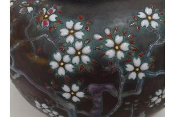 昭和七年(1932年)　帝都復興完成記念　安藤七宝店　鎚起七宝花瓶　都の春(花入、花器、桜、台座付き、共箱付き)(R-073830)