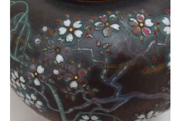 昭和七年(1932年)　帝都復興完成記念　安藤七宝店　鎚起七宝花瓶　都の春(花入、花器、桜、台座付き、共箱付き)(R-073830)