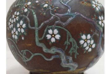 昭和七年(1932年)　帝都復興完成記念　安藤七宝店　鎚起七宝花瓶　都の春(花入、花器、桜、台座付き、共箱付き)(R-073830)