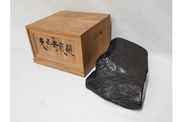 龍渓石　丁郷作　細部まで職人のこだわりが感じられる硯(書道具、共箱付き)(R-073831)