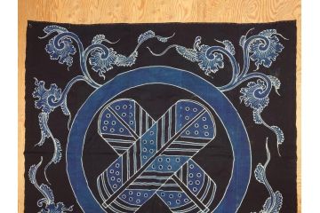 大正〜昭和初期　丸に譜入り違い鷹の羽　筒描き　家紋　唐草　藍染　木綿　古布(リメイク)(R-073833)