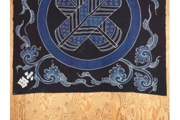 大正〜昭和初期　丸に譜入り違い鷹の羽　筒描き　家紋　唐草　藍染　木綿　古布(リメイク)(R-073833)