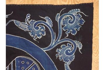 大正〜昭和初期　丸に譜入り違い鷹の羽　筒描き　家紋　唐草　藍染　木綿　古布(リメイク)(R-073833)