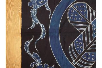大正〜昭和初期　丸に譜入り違い鷹の羽　筒描き　家紋　唐草　藍染　木綿　古布(リメイク)(R-073833)