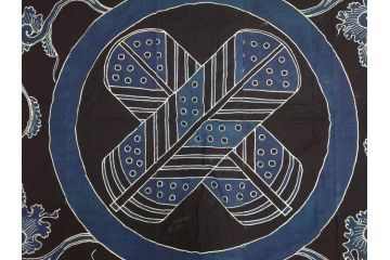大正〜昭和初期　丸に譜入り違い鷹の羽　筒描き　家紋　唐草　藍染　木綿　古布(リメイク)(R-073833)