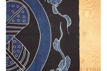 大正〜昭和初期　丸に譜入り違い鷹の羽　筒描き　家紋　唐草　藍染　木綿　古布(リメイク)(R-073833)