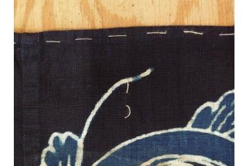 大正〜昭和初期　丸に譜入り違い鷹の羽　筒描き　家紋　唐草　藍染　木綿　古布(リメイク)(R-073833)