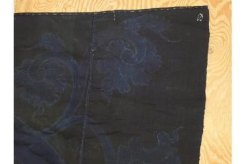 大正〜昭和初期　丸に譜入り違い鷹の羽　筒描き　家紋　唐草　藍染　木綿　古布(リメイク)(R-073833)