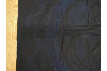 大正〜昭和初期　丸に譜入り違い鷹の羽　筒描き　家紋　唐草　藍染　木綿　古布(リメイク)(R-073833)