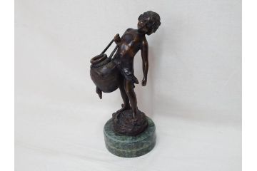 彫刻家　オーギュスト・モロー　「水を汲む少年」　細かいところまで再現されたブロンズ像(Auguste Moreau、置物、オブジェ)(R-073839)