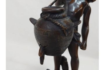 彫刻家　オーギュスト・モロー　「水を汲む少年」　細かいところまで再現されたブロンズ像(Auguste Moreau、置物、オブジェ)(R-073839)