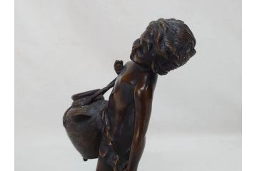 彫刻家　オーギュスト・モロー　「水を汲む少年」　細かいところまで再現されたブロンズ像(Auguste Moreau、置物、オブジェ)(R-073839)