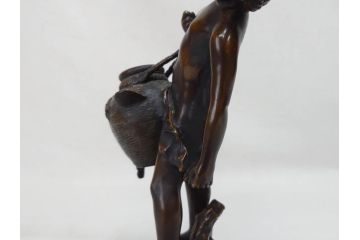 彫刻家　オーギュスト・モロー　「水を汲む少年」　細かいところまで再現されたブロンズ像(Auguste Moreau、置物、オブジェ)(R-073839)