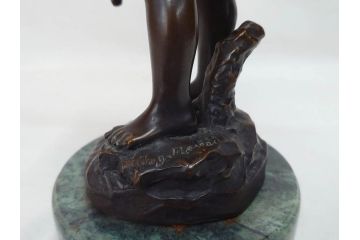 彫刻家　オーギュスト・モロー　「水を汲む少年」　細かいところまで再現されたブロンズ像(Auguste Moreau、置物、オブジェ)(R-073839)