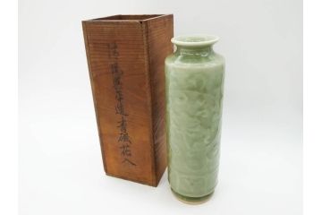 清風与平造　青磁　味わい深い色合いと存在感のある佇まいが目を惹く花入(花生、花瓶、花器、共箱付き)(R-073841)