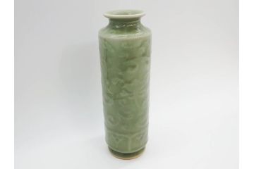 清風与平造　青磁　味わい深い色合いと存在感のある佇まいが目を惹く花入(花生、花瓶、花器、共箱付き)(R-073841)