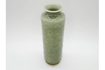 清風与平造　青磁　味わい深い色合いと存在感のある佇まいが目を惹く花入(花生、花瓶、花器、共箱付き)(R-073841)