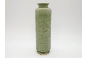清風与平造　青磁　味わい深い色合いと存在感のある佇まいが目を惹く花入(花生、花瓶、花器、共箱付き)(R-073841)