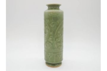 清風与平造　青磁　味わい深い色合いと存在感のある佇まいが目を惹く花入(花生、花瓶、花器、共箱付き)(R-073841)
