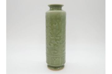 清風与平造　青磁　味わい深い色合いと存在感のある佇まいが目を惹く花入(花生、花瓶、花器、共箱付き)(R-073841)