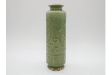 清風与平造　青磁　味わい深い色合いと存在感のある佇まいが目を惹く花入(花生、花瓶、花器、共箱付き)(R-073841)