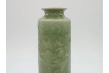 清風与平造　青磁　味わい深い色合いと存在感のある佇まいが目を惹く花入(花生、花瓶、花器、共箱付き)(R-073841)