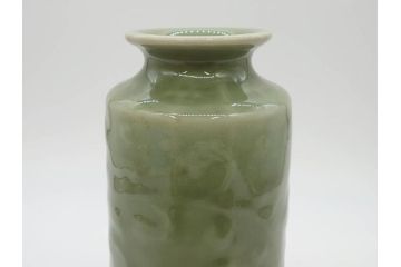 清風与平造　青磁　味わい深い色合いと存在感のある佇まいが目を惹く花入(花生、花瓶、花器、共箱付き)(R-073841)