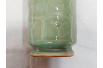 清風与平造　青磁　味わい深い色合いと存在感のある佇まいが目を惹く花入(花生、花瓶、花器、共箱付き)(R-073841)