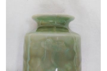 清風与平造　青磁　味わい深い色合いと存在感のある佇まいが目を惹く花入(花生、花瓶、花器、共箱付き)(R-073841)