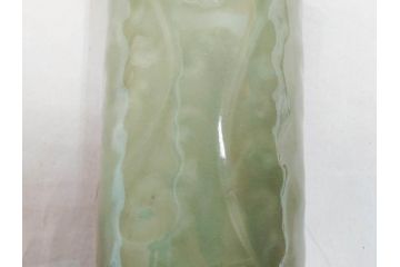 清風与平造　青磁　味わい深い色合いと存在感のある佇まいが目を惹く花入(花生、花瓶、花器、共箱付き)(R-073841)