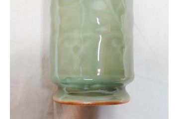 清風与平造　青磁　味わい深い色合いと存在感のある佇まいが目を惹く花入(花生、花瓶、花器、共箱付き)(R-073841)