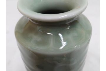清風与平造　青磁　味わい深い色合いと存在感のある佇まいが目を惹く花入(花生、花瓶、花器、共箱付き)(R-073841)