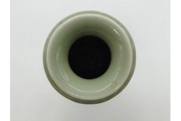 清風与平造　青磁　味わい深い色合いと存在感のある佇まいが目を惹く花入(花生、花瓶、花器、共箱付き)(R-073841)