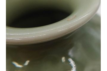清風与平造　青磁　味わい深い色合いと存在感のある佇まいが目を惹く花入(花生、花瓶、花器、共箱付き)(R-073841)